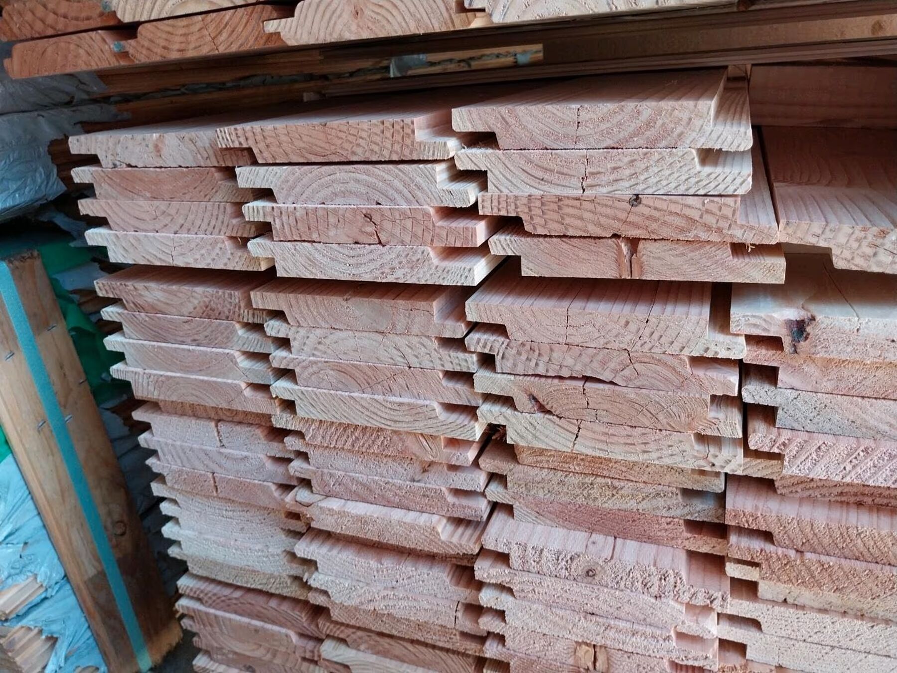 Schnittholz, Holz, Hartholz, Gebeiztes Holz, Holzplanken, Holzstapel, Bauholz, Konstruktionsholz, Rohholz, Holzlatten, Bretter, Schnittholz, Rundholz, Holzstapel, Holz, Holzlatten, Schnittholz, Holzbretter, Holzstapel
