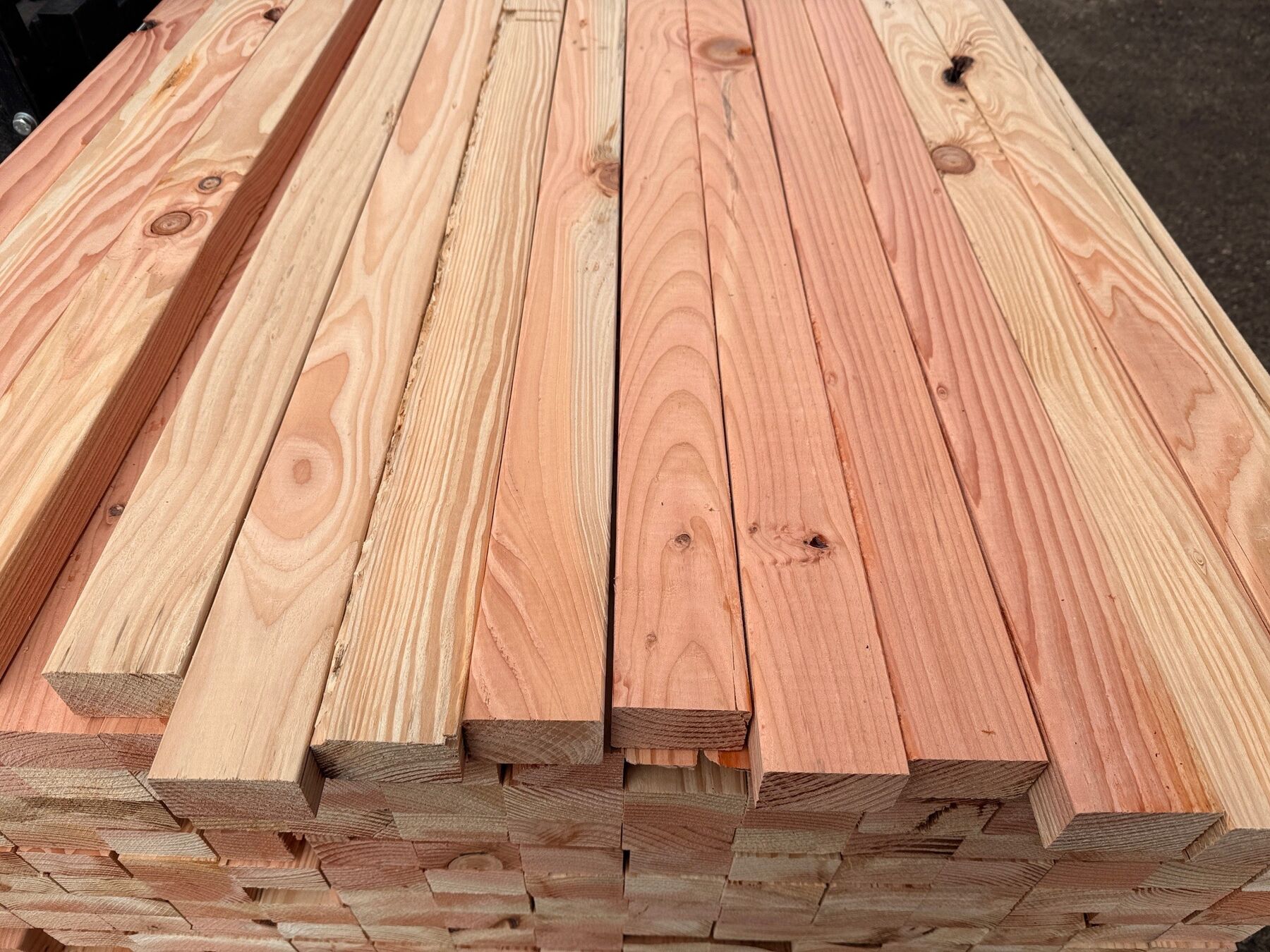 Holzlatten, Lattung, Kiefernholz, Holzstapel, Rohholz, Holzlatten, Kiefernholz, Rohholz, Baumarktware, Lagerware