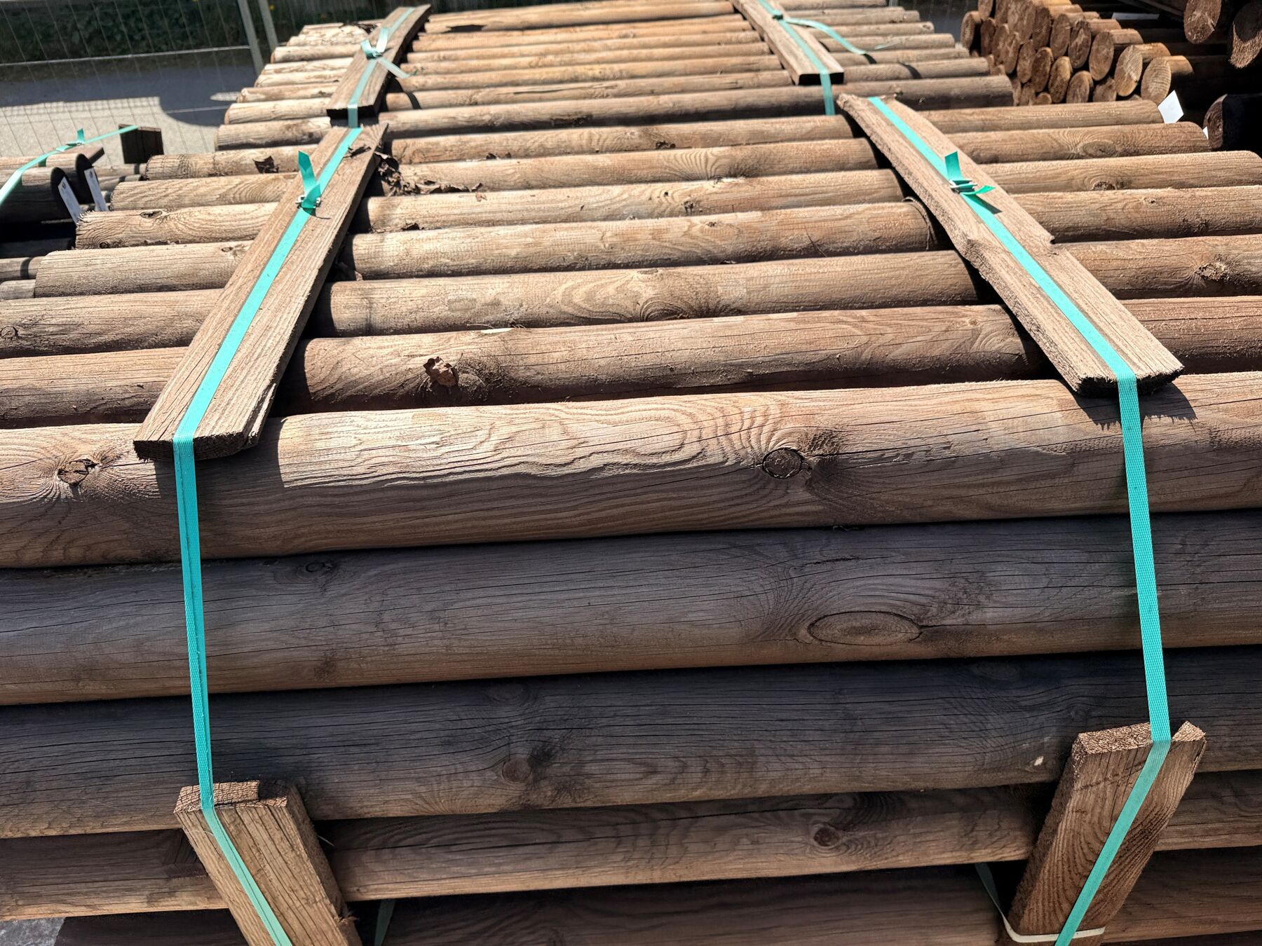 Holzstämme, Rundholz, Bauholz, Baustoffe, Holzplanken