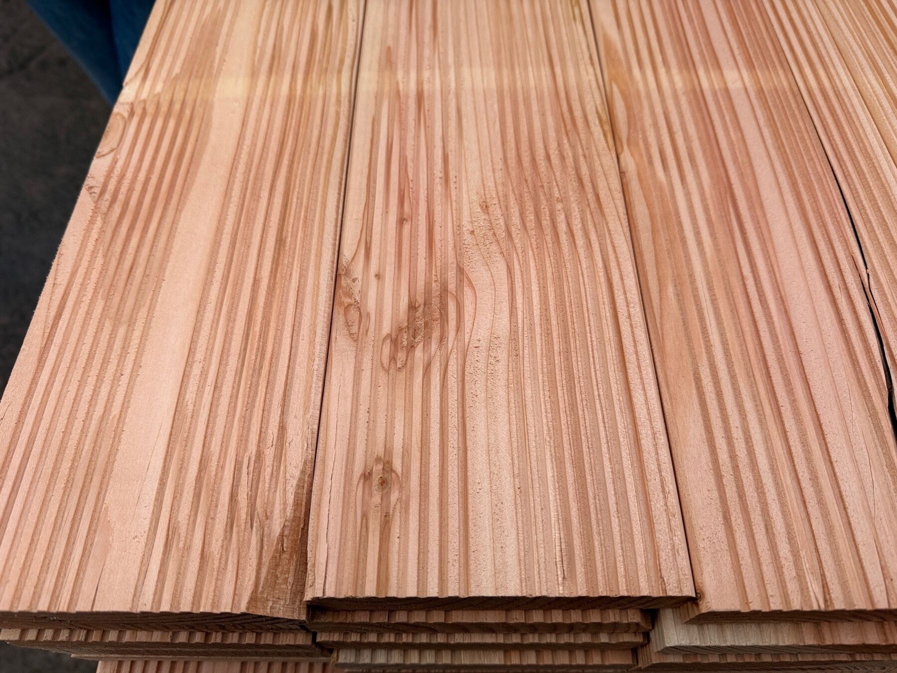 Holzbohlen, Schnittholz, Kiefer, Holzplatten, Riffelstruktur
