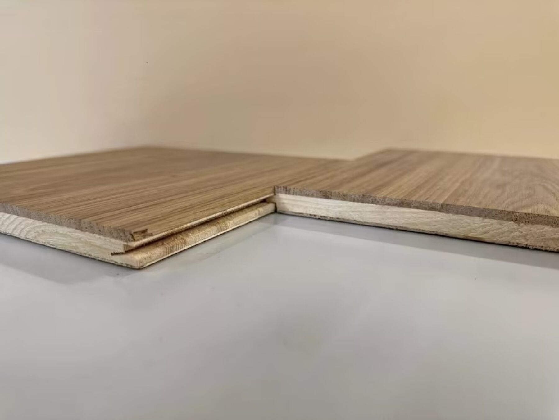 Holzfußboden, Lamellenboden, Kantenverbindung, braun, Verlegemuster, Laminatedes Holz, Holzfußboden, Eiche Dekor, Bodenpaneel, Kantenverbindung, Holzplatte, Parkettboden, Dielenboden, Holzlaminat, Trennkanten