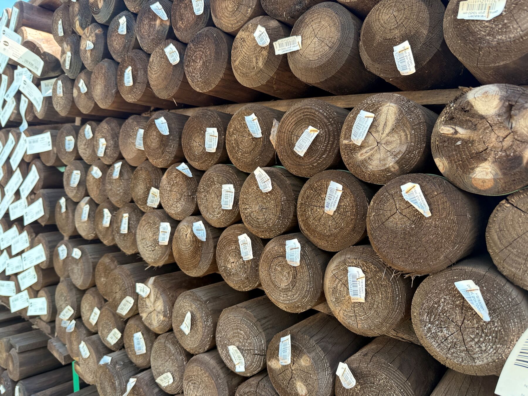 Holzstämme, runde Holzstämme, Holzstapel, Bauholz, braunes Holz