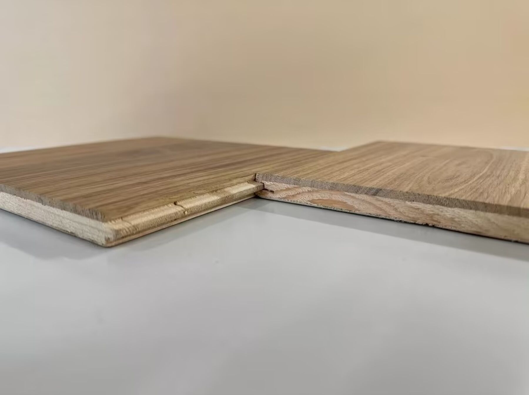 Holzplatte, Holzwerkstoff, Echtholzoptik, Schrankboden, Scharnierbereich, Holzplatte, Holzboden, Verbindungslasche, Echtholz, Holzstruktur, Holzplatte, Holzimitat, Paneel, Verbindungsschnitt, Holzstruktur