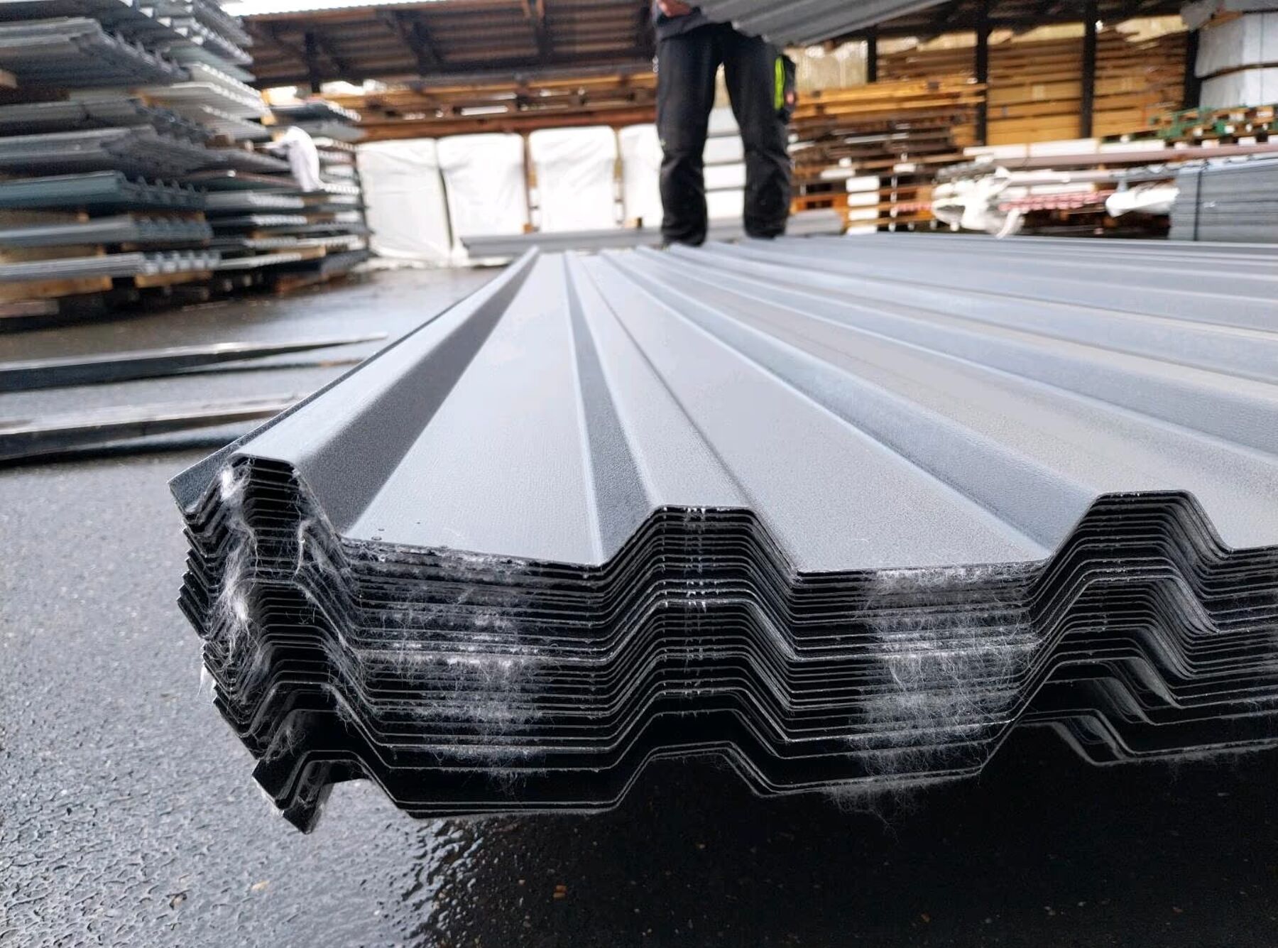 51 m² Trapezblech Sonderposten 300 cm Schwarz mit Vlies DP 20/65