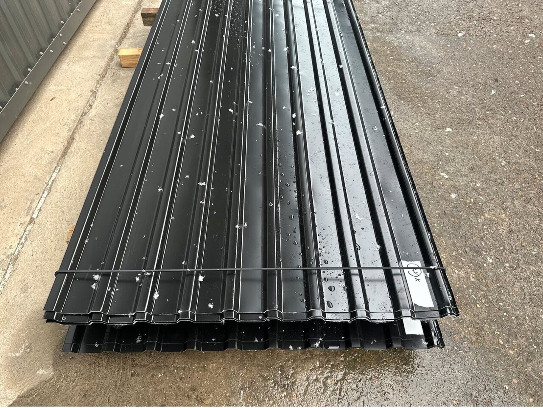 36,72 m² Trapezblech Sonderposten 200 cm Schwarz mit Vlies DP 20-65