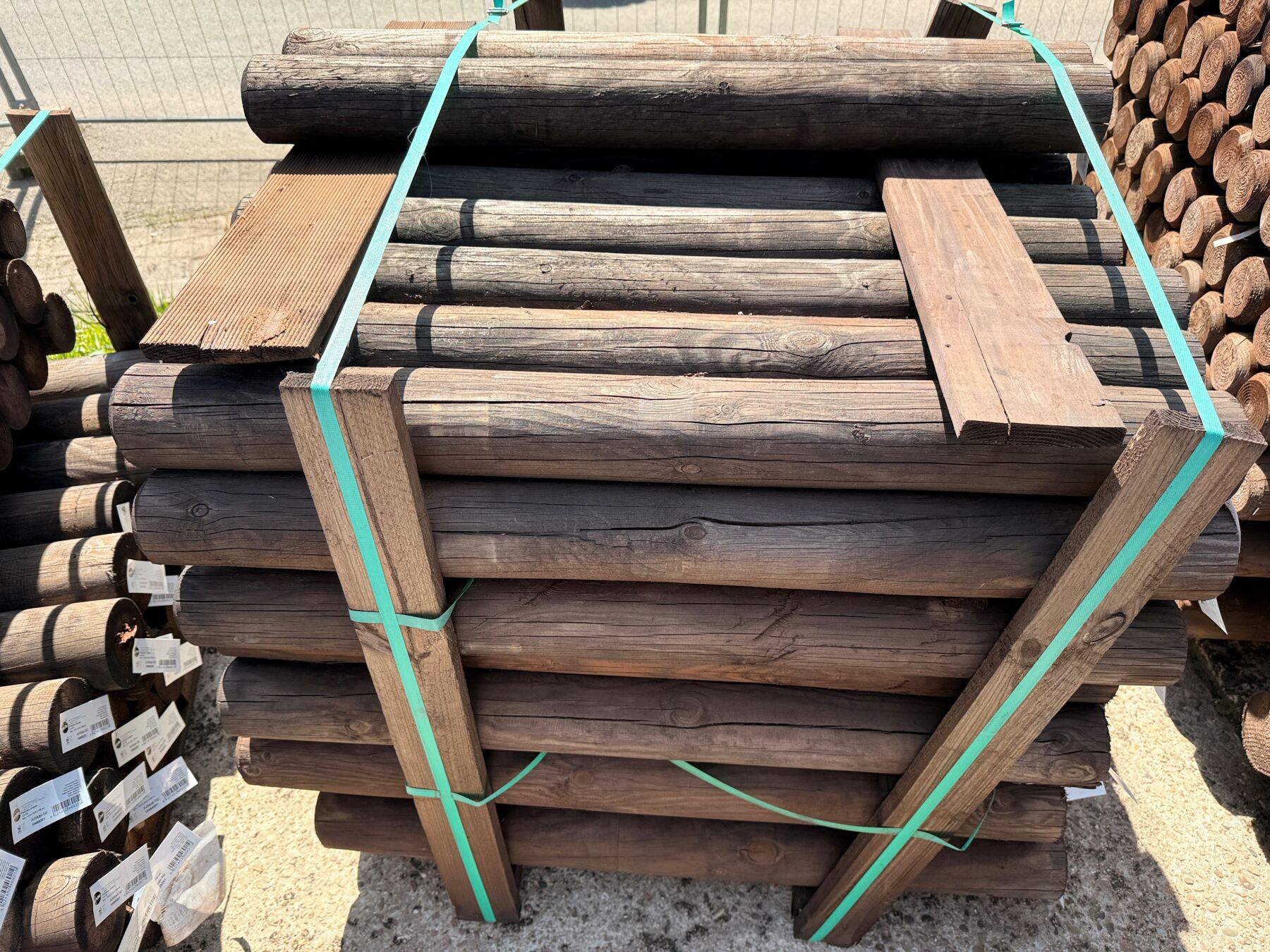 Holzstämme, Holzstangen, Protokopfäle, Stapel Holz, Außenholz