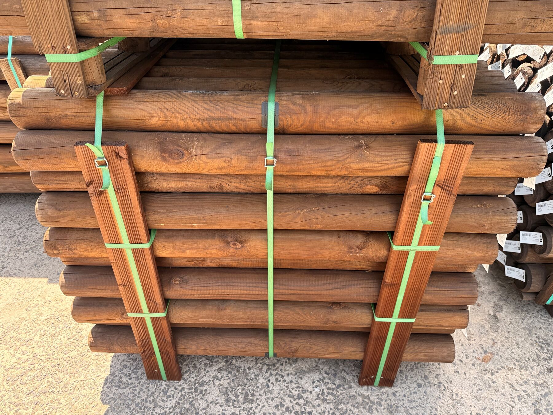 Holzstämme, Rundholz, Holzlatten, Baustoffe, Holzstapel
