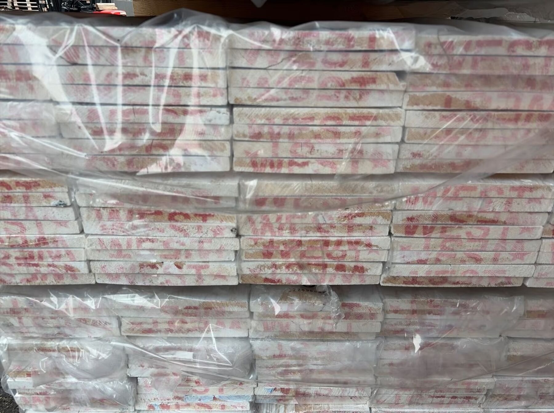 Zementplatten, Baustoff, Holzoptik, Mauerwerk, Farbverlauf, Betonblöcke, Konstruktionsblöcke, weiße Blöcke, rote Markierungen, Palettenumhüllung, Styrofoam blocks, weiße Rechtecke, pinkelrote Muster, Verpackungsmaterial, gestapelte Paletten