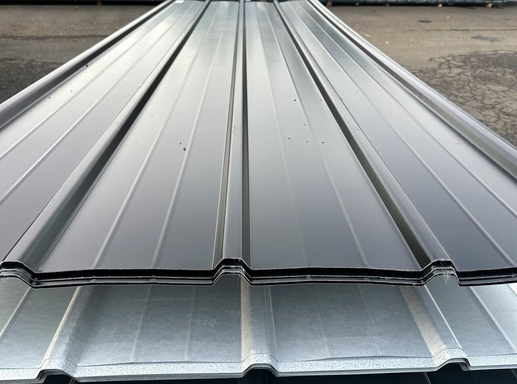 60,91 m² Trapezblech Sonderposten 300 cm Schwarz mit Vlies DP 20/220 60,91 m² Trapezblech Sonderposten 300 cm Schwarz mit Vlies DP 20/220