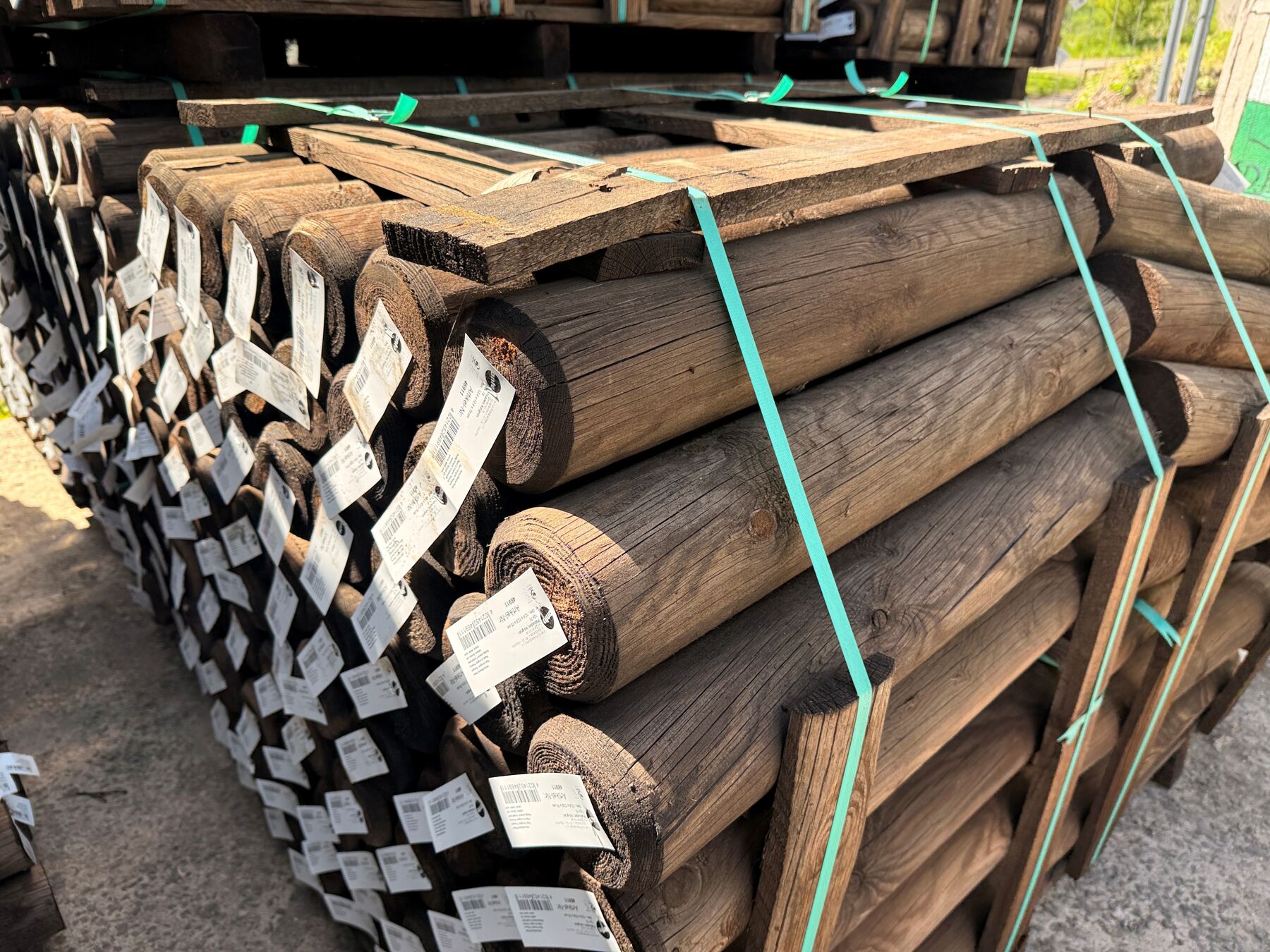 Holzstämme, Rundholz, Holzbaustoff, Baustoffe, Holzstapel