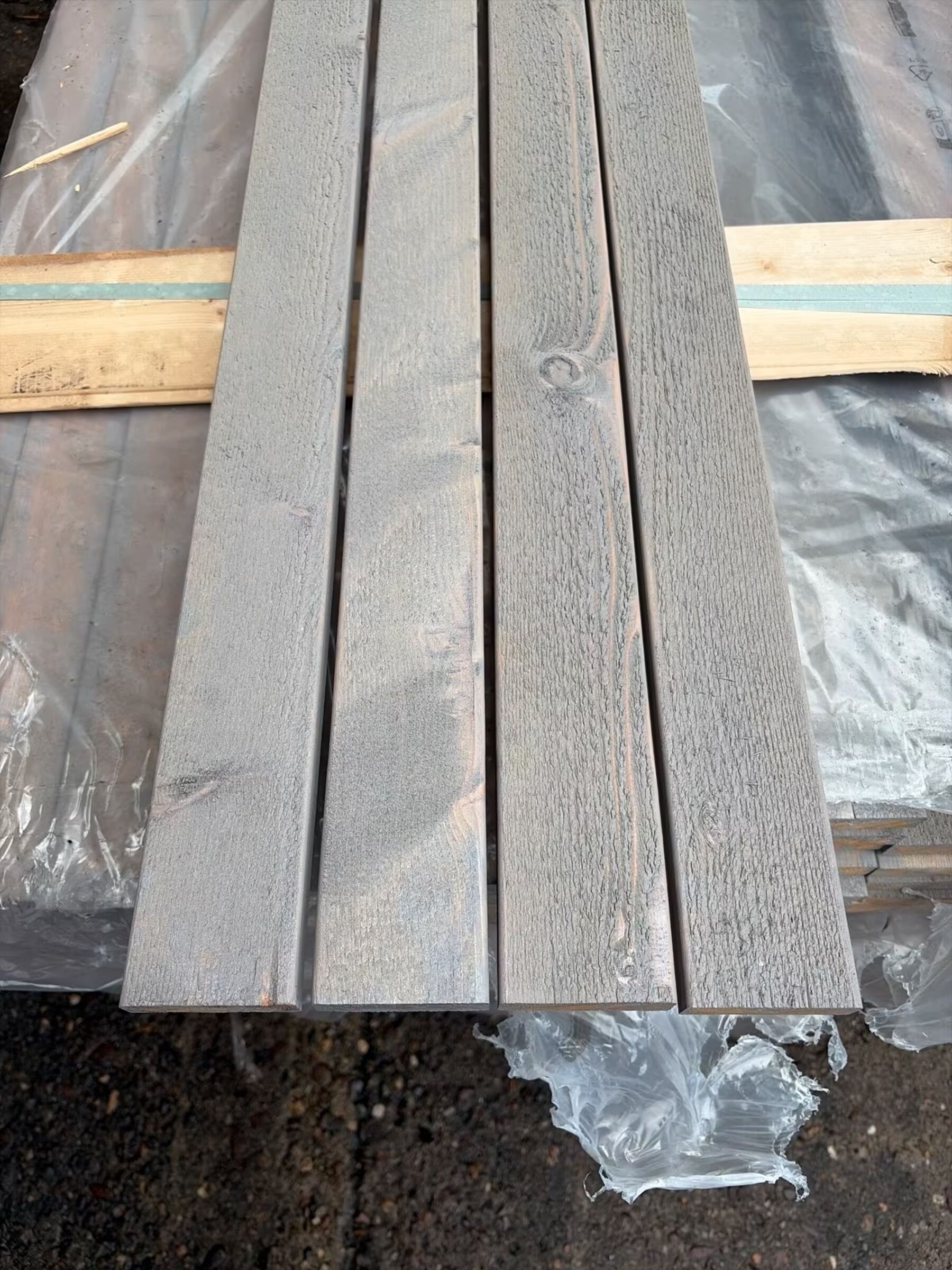 505 lfm Douglasie Glattkantbretter Rubinsilber, 21x68x5490 mm