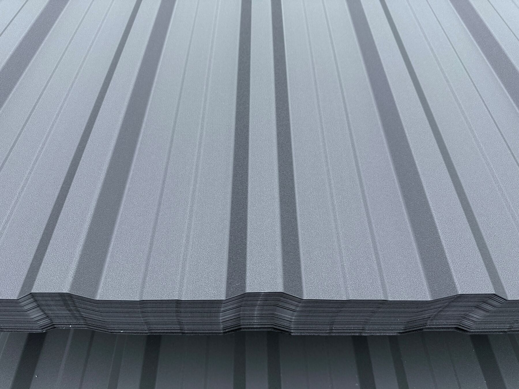 stahl, dachblech, metalldach, profilblech, platten, Metall-Dachpfanne, Wellblechplatten, grau, Paneelstapel, Kantenrille, Metalldach, Dachpaneel, Wellblech, Stehfalz, Grau, metall, Dacheindeckung, Stahlblech, Rillenblech, Profilblech