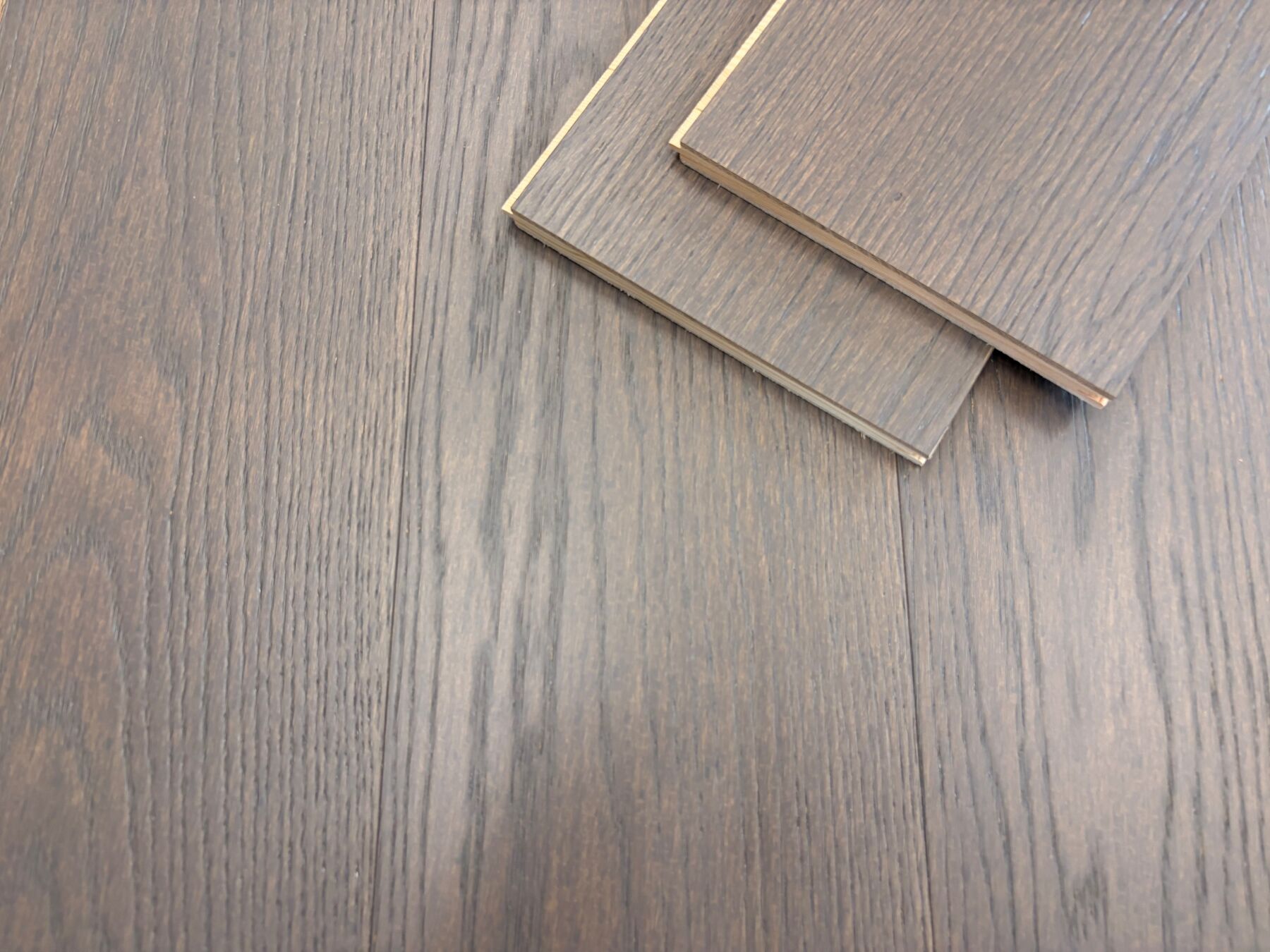 Parkett Eiche Landhausdiele Möcklö lackiert, 2390 x 198 x 14 mm Holzfußboden, Bodenplatte, braunes Holz, Holzpaneel, Lamellenkante