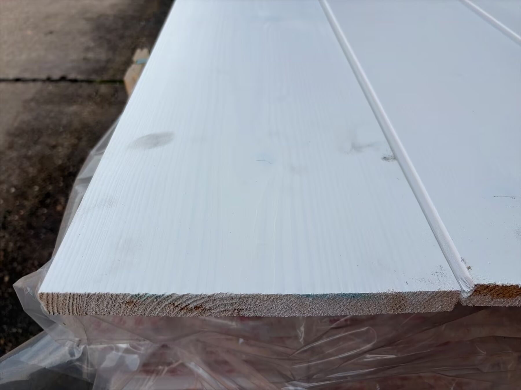 gehäuseplatte, Holzplatte, weiße Farbe, Kern aus Holz, Riffelung am Rand, Holzplatte, weiße Platte, Holzboard?, Kante sichtbar, Rohmaterial, gipskarton, platten, weiße oberfläche, sandwichplatte, baueinsatz