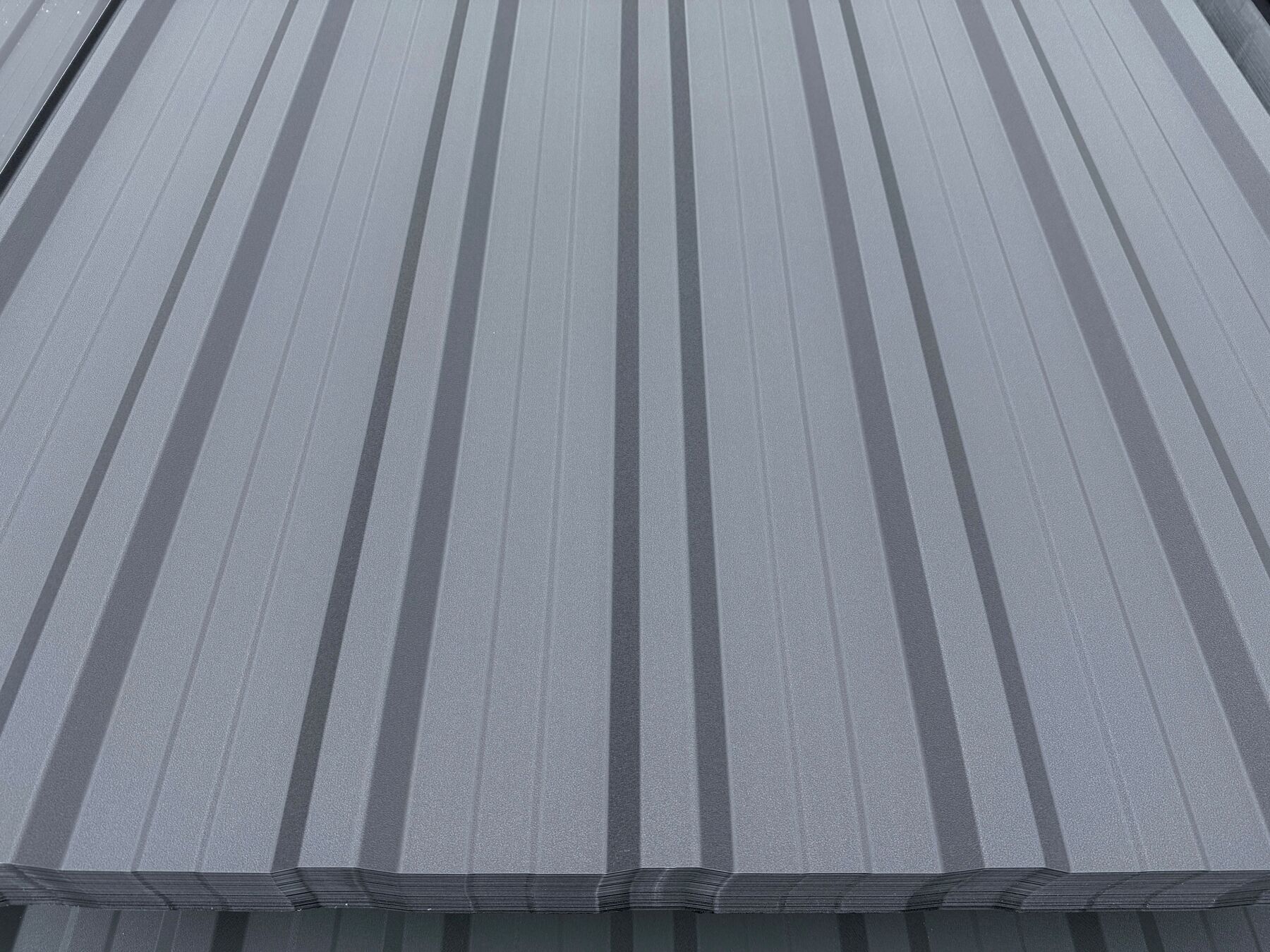 Metalldach, Wellblechplatten, Dachrand, Grau, gestapelte Paneele, stahlblech, Metallblech, Dachblech, Stahldachplatte, Rille, metall,  Dachpaneel,  Wellblech,  grau,  stapel, Dachblech, Trapezprofil, Stahlblech, Metallplatte, Wellblech