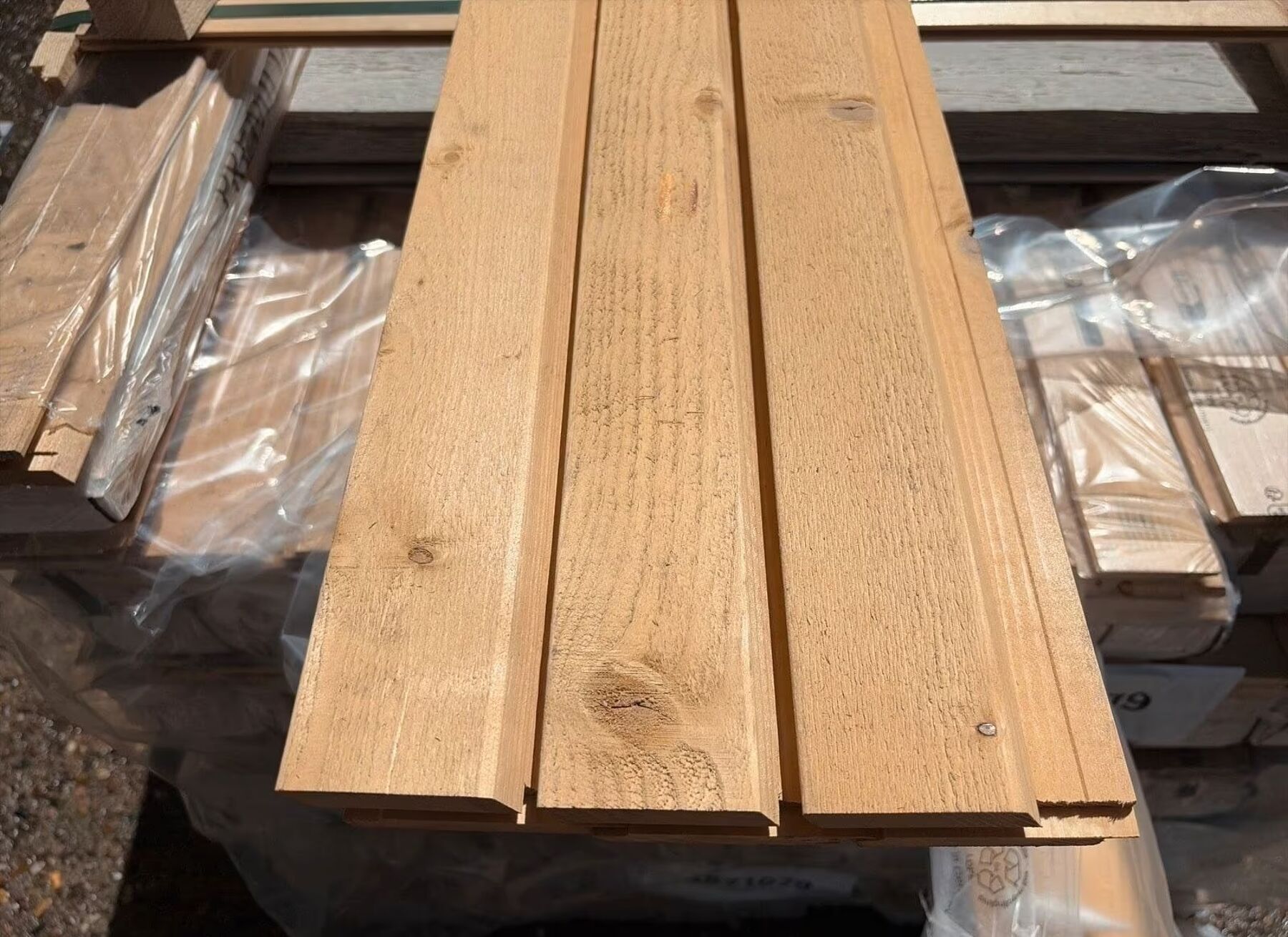 28,44 m² Fichte Rhombusleisten Natur Lärche KDI, 27x94x4450 mm 28,44 m² Fichte Rhombusleisten Natur Lärche KDI, 27x94x4450 mm