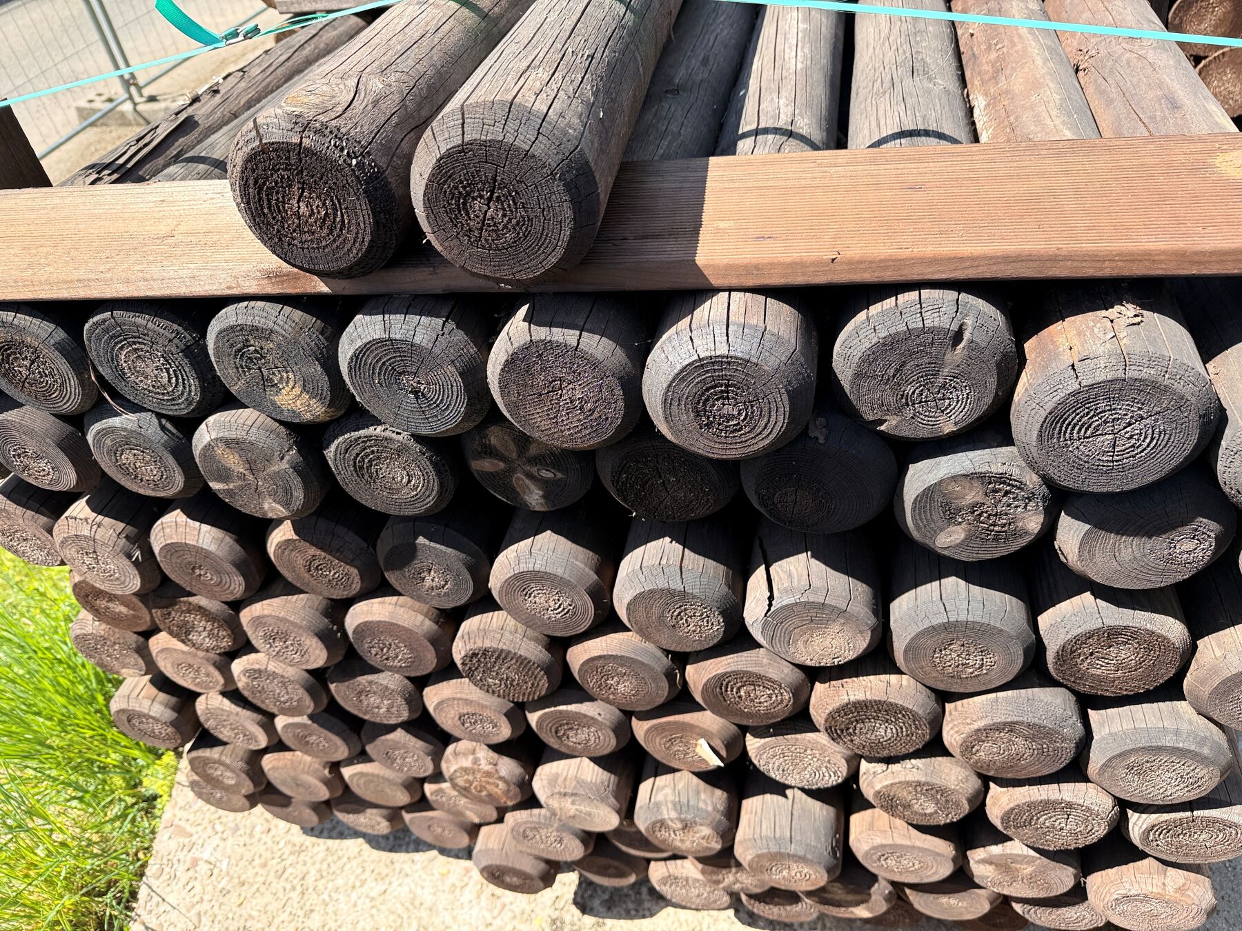 Holzstämme, Rundholz, Scheibenholz, Baumstämme, Holzstapel