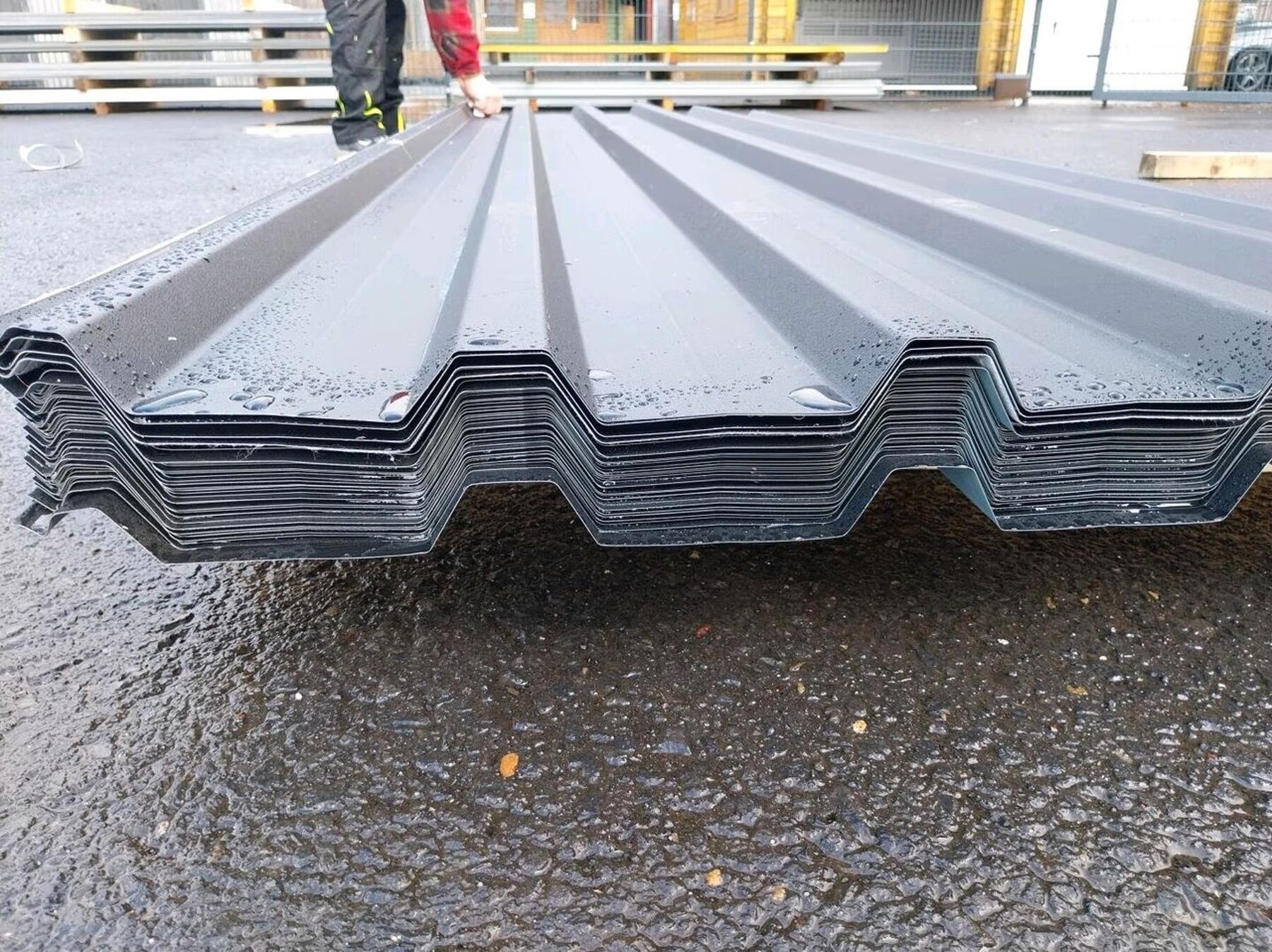 31,20 m² Trapezblech Sonderposten 300 cm Schwarz DP 35-200 31,20 m² Trapezblech Sonderposten 300 cm Schwarz DP 35-200