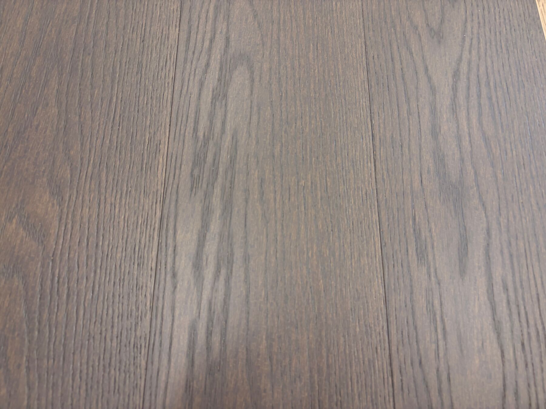Parkett Eiche Landhausdiele Möcklö lackiert, 2390 x 198 x 14 mm Holzoberfläche, Holztisch, Holzmaserung, dunkle Holzplatte, Holztextur