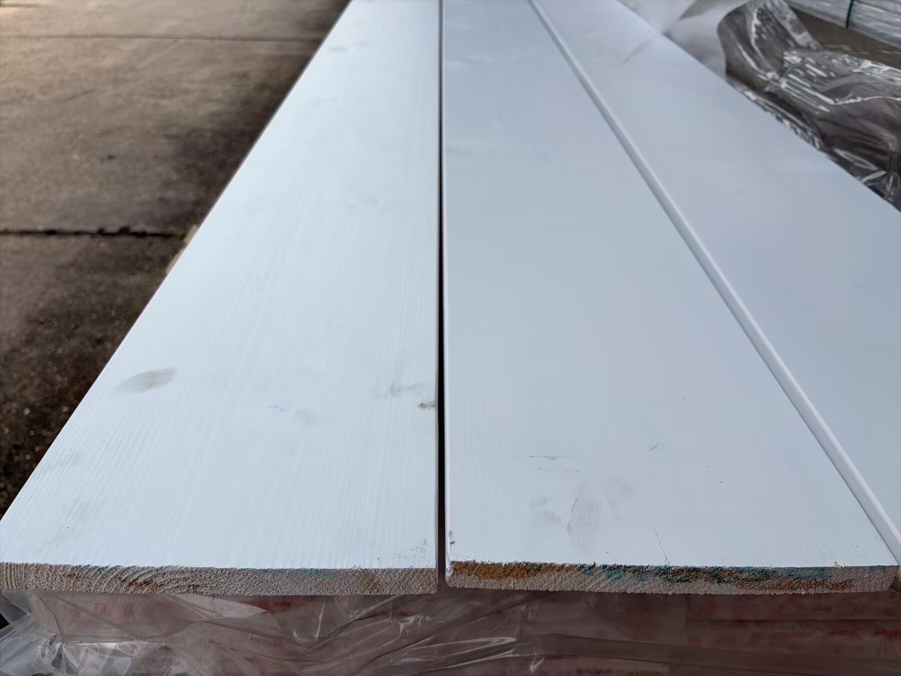 Holzplatte, Dämmplatte, weißeFarbplatten, Paneele, Bauholz, Bauholzplatten, Gipskartonplatten, Weißes Holz, Holzplatten, Stapelkarten, Holzbaustoffe, Weiß lackierte Bretter, Bauholzplatten, Holzbretter, Glatte Oberfläche