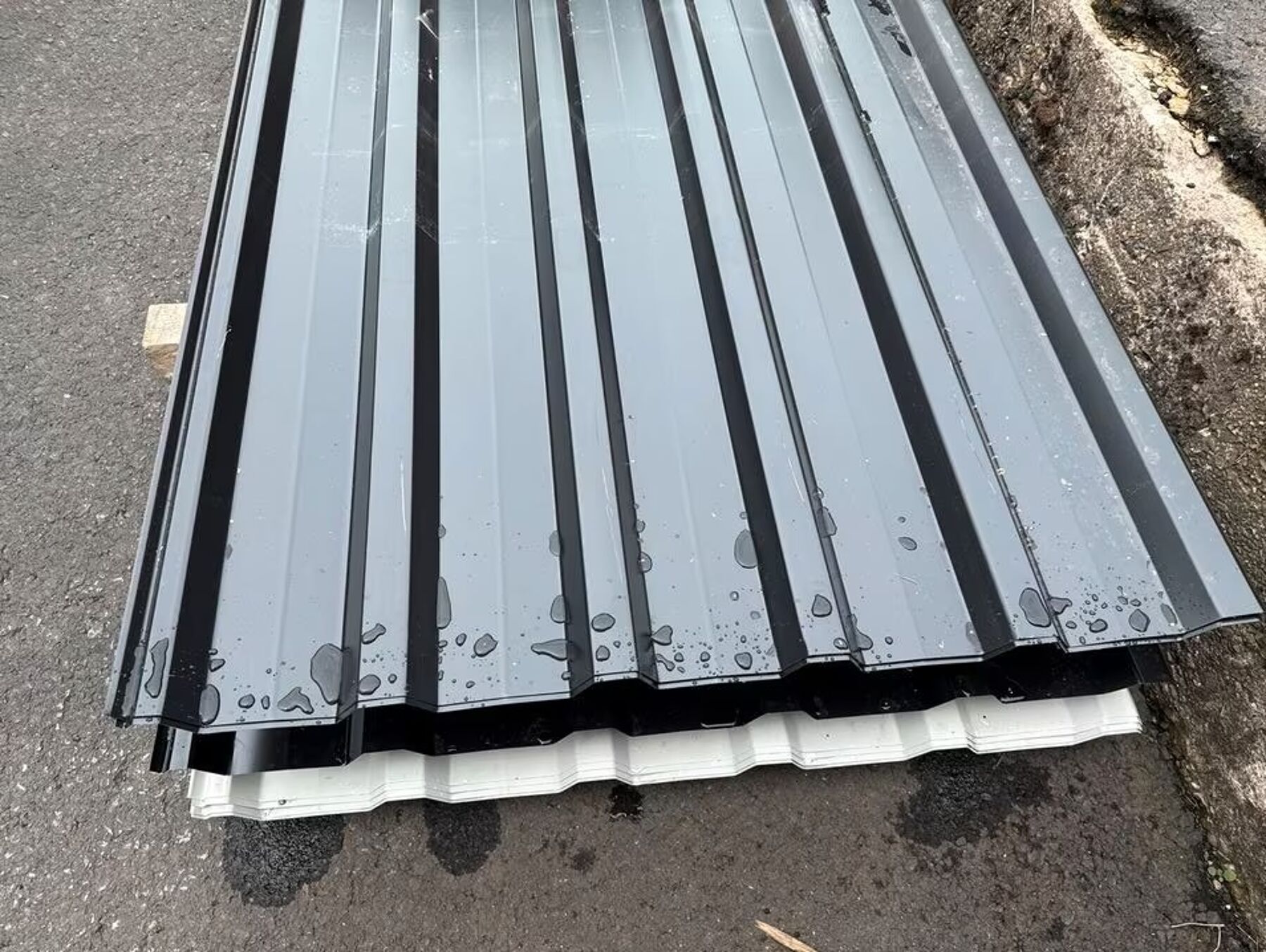 24,96 m² Trapezblech Sonderposten 300 cm Schwarz mit Vlies DP 35/200