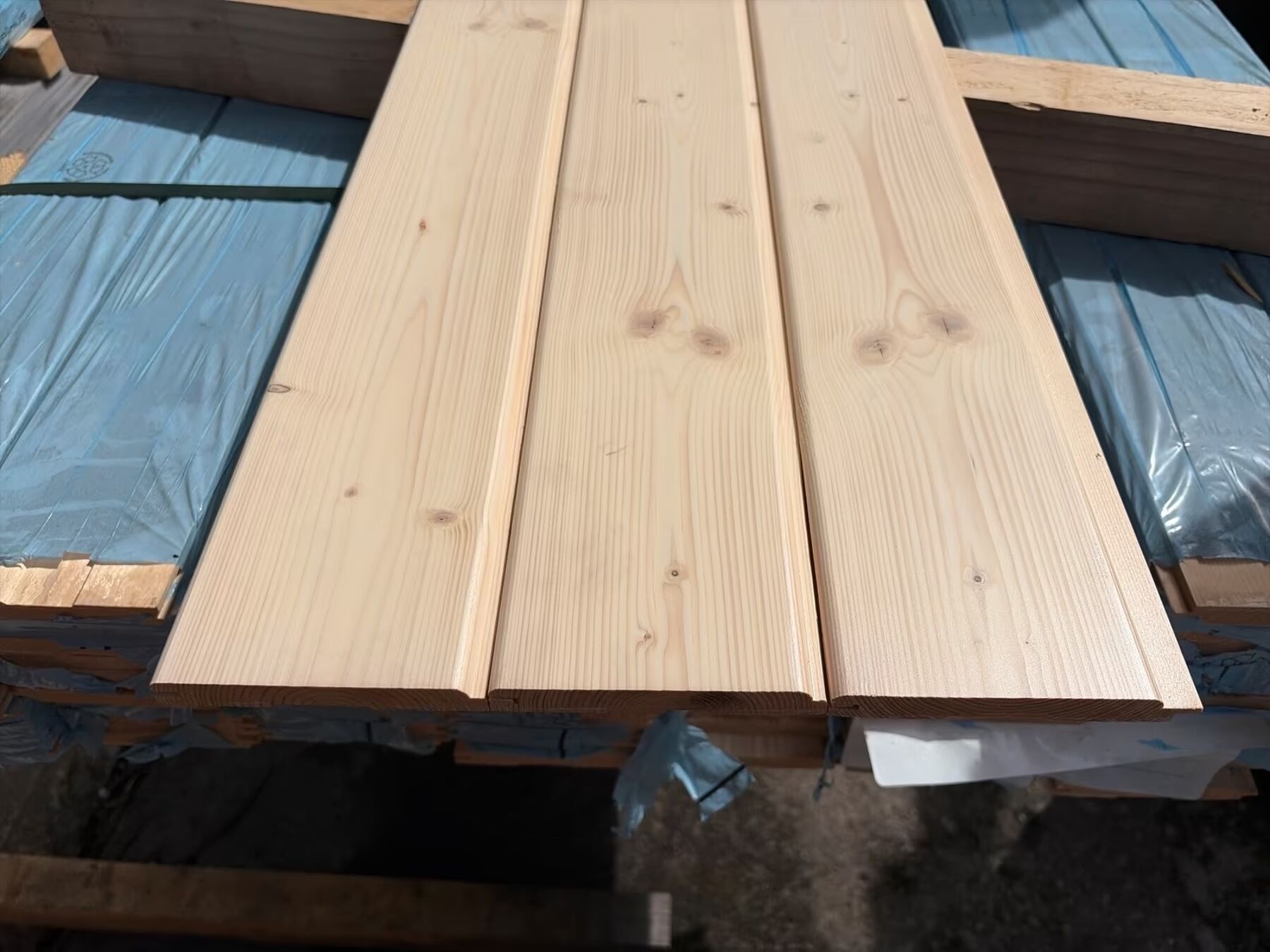 28,74 m² Fichte Profilholz Weiss, 15,5x121x5400 mm 28,74 m² Fichte Profilholz Weiss, 15,5x121x5400 mm