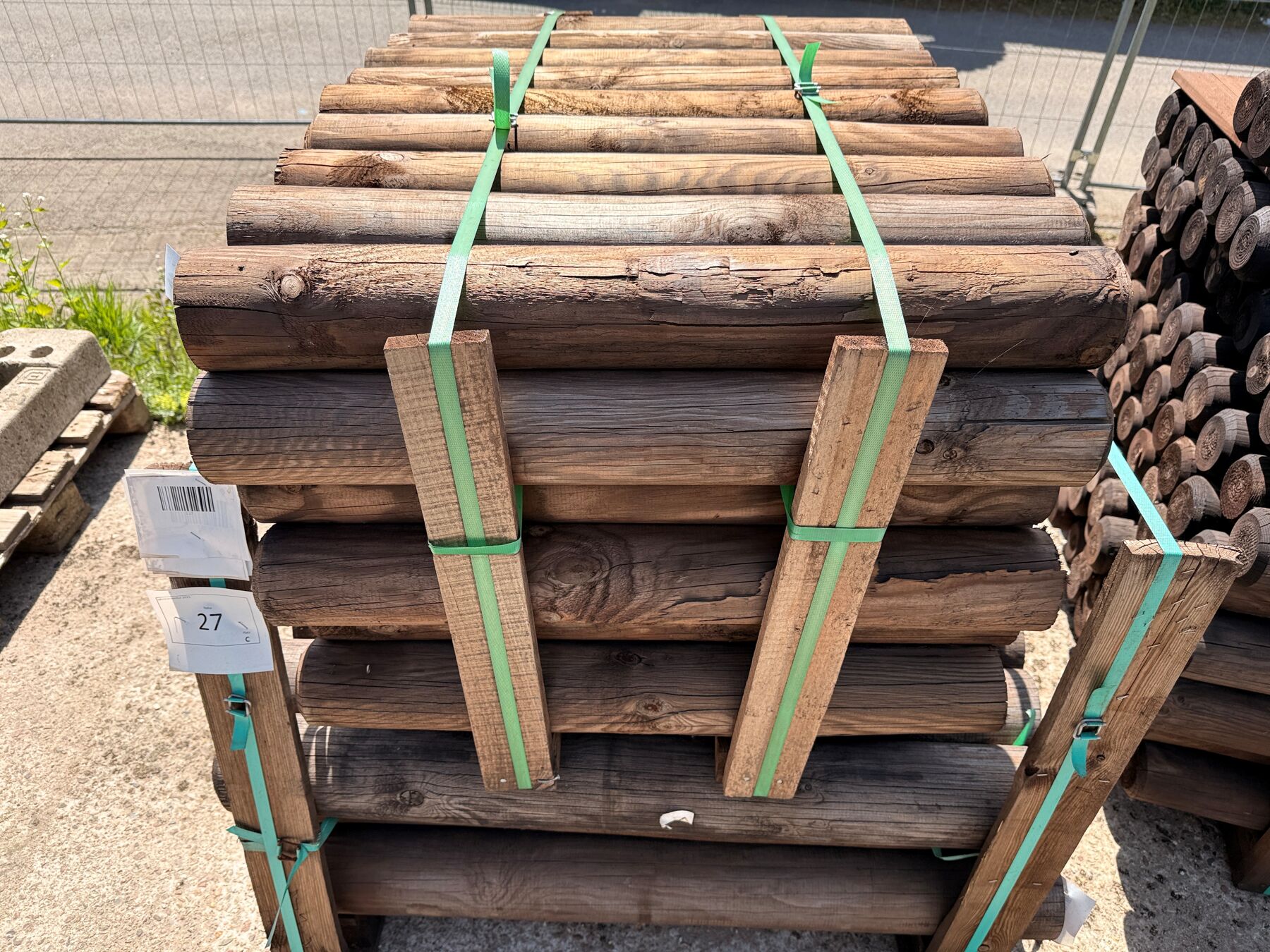 Holzstämme, Rundholz, Baustoffe, Holzlatten, Holzstapel