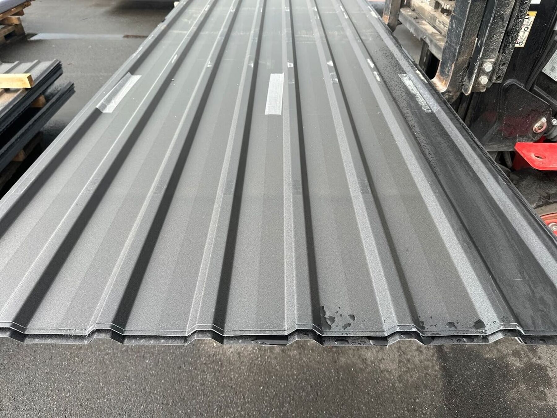 40,32 m² Trapezblech Sonderposten 300 cm Schwarz mit Vlies DP 20/100 40,32 m² Trapezblech Sonderposten 300 cm Schwarz mit Vlies DP 20/100